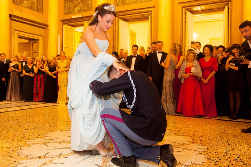 A Milano il ballo viennese delle debuttanti. C’è anche Cenerentola…