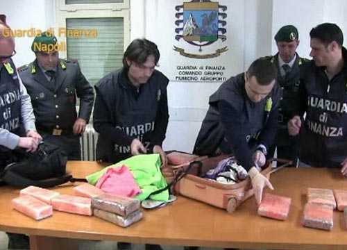 La Dama Bianca è la regina dei ‘narcos’. L’affare con i clan: una nave di coca