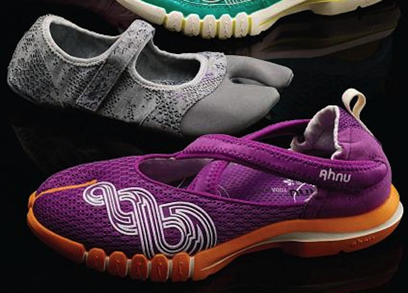 Assalto al mercato della meditazione. Anche lo yoga ha le sue scarpe Assalto al mercato della meditazione. Anche lo yoga ha le sue scarpe