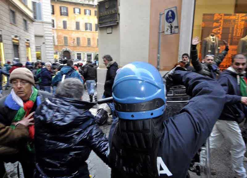I Forconi ci riprovano: marcetta su Roma. A Montecitorio una carriola di macerie