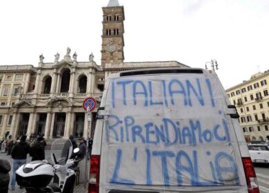 I Forconi ci riprovano: marcetta su Roma. A Montecitorio una carriola di macerie