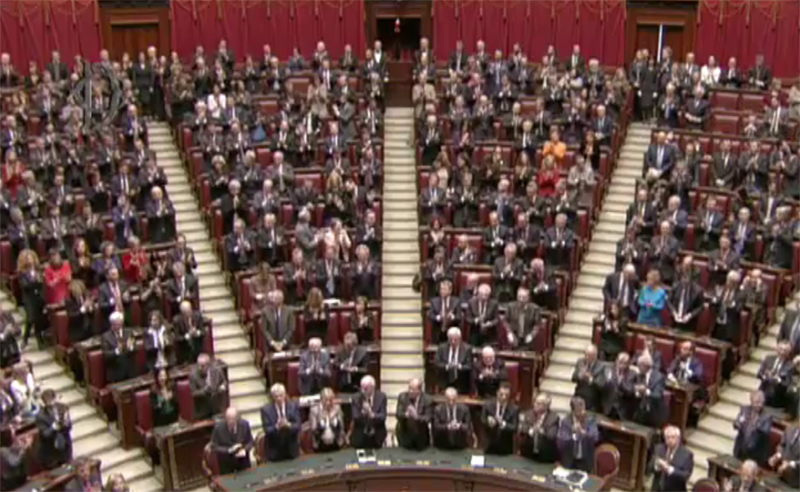 Mattarella, un discorso di 32 minuti. Familiari in tribuna. FOTO-VIDEO Mattarella, un discorso di 32 minuti. Familiari in tribuna. FOTO-VIDEO