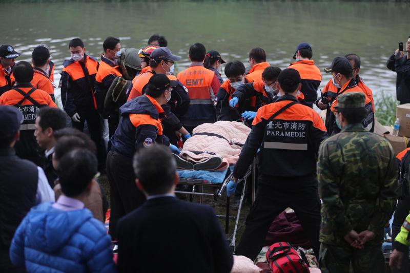Taiwan, aereo con 58 persone urta ponte e cade in un fiume: 23 morti