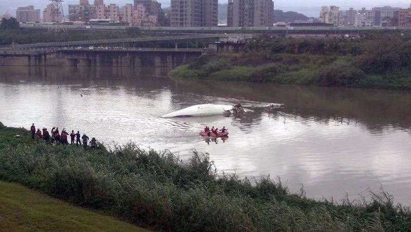 Taiwan, aereo con 58 persone urta ponte e cade in un fiume: 23 morti