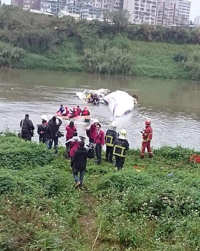 Taiwan, aereo con 58 persone urta ponte e cade in un fiume: 23 morti