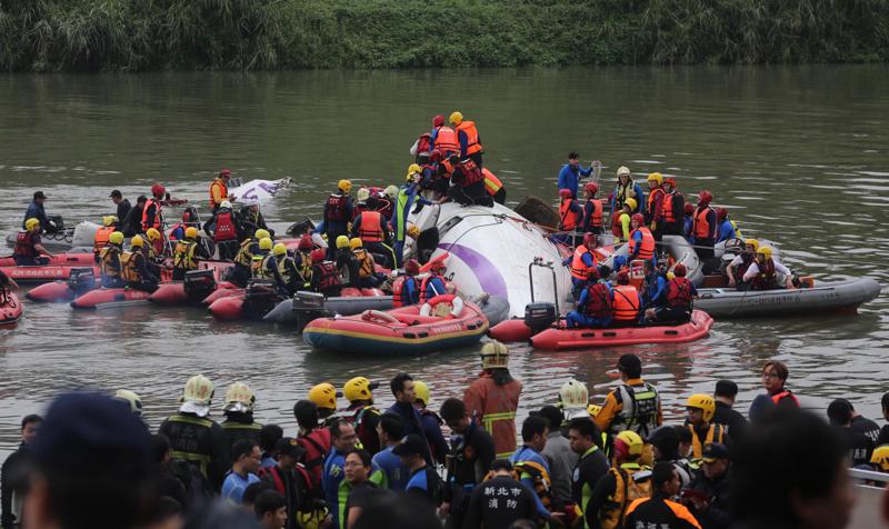 Taiwan, aereo con 58 persone urta ponte e cade in un fiume: 23 morti
