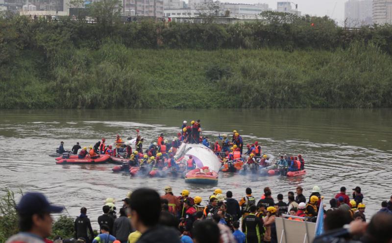 Taiwan, aereo con 58 persone urta ponte e cade in un fiume: 23 morti