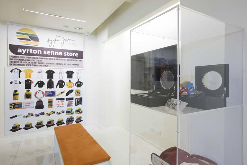 Ayrton Senna finisce in mostra nella “casa” di Del Piero. Le foto