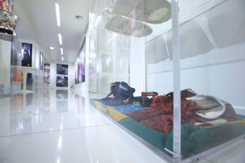 Ayrton Senna finisce in mostra nella “casa” di Del Piero. Le foto