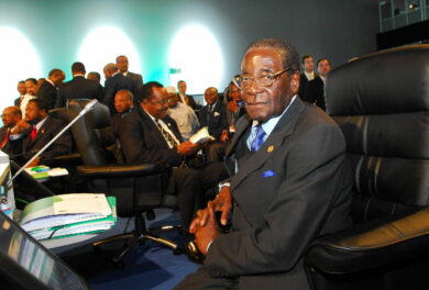 Mugabe al vertice dell’Unione africana. Sospeso il divieto di ingresso nell’Ue