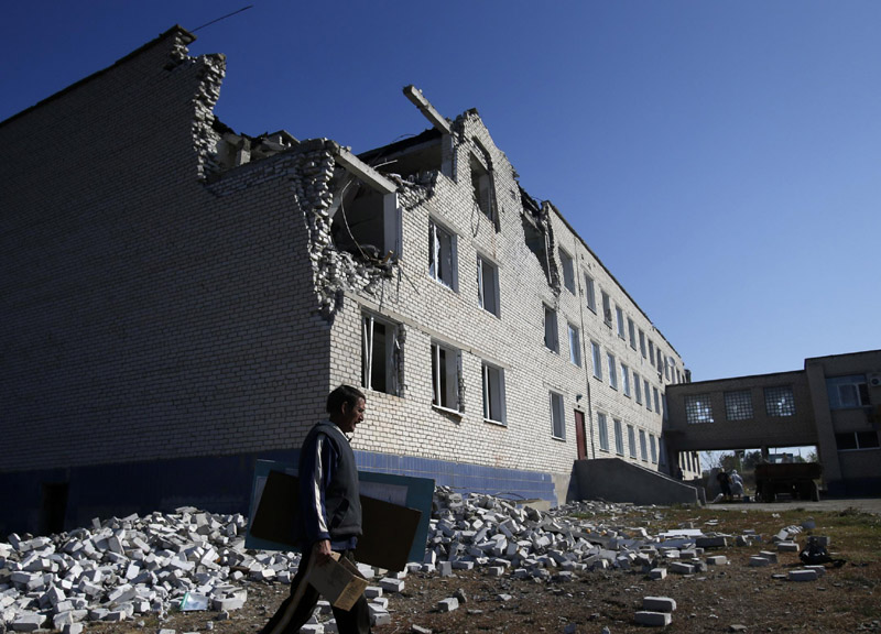 Ucraina: bombardamento edifici a Donetsk, dieci morti Ucraina: bombardamento edifici a Donetsk, dieci morti