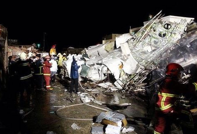 Taiwan, 12 dispersi nel disastro aereo. Il pilota diventa un eroe Taiwan, 12 dispersi nel disastro aereo. Il pilota diventa un eroe