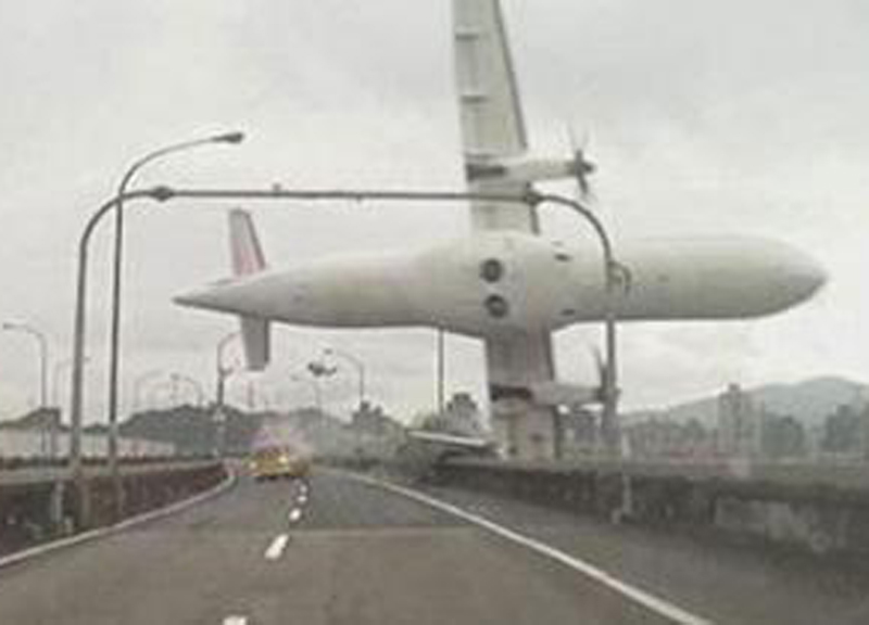 Taiwan, 12 dispersi nel disastro aereo. Il pilota diventa un eroe Taiwan, 12 dispersi nel disastro aereo. Il pilota diventa un eroe