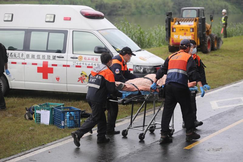 Taiwan, 12 dispersi nel disastro aereo. Il pilota diventa un eroe Taiwan, 12 dispersi nel disastro aereo. Il pilota diventa un eroe