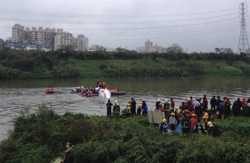 Taiwan, 12 dispersi nel disastro aereo. Il pilota diventa un eroe Taiwan, 12 dispersi nel disastro aereo. Il pilota diventa un eroe