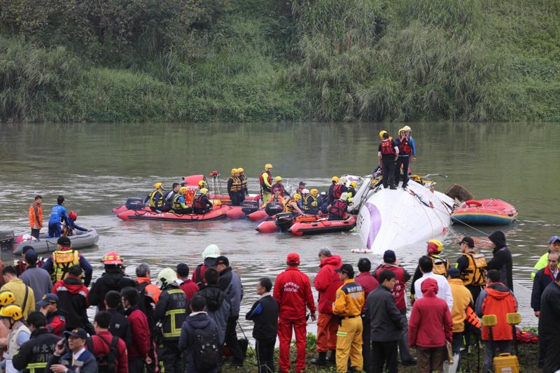Taiwan, 12 dispersi nel disastro aereo. Il pilota diventa un eroe Taiwan, 12 dispersi nel disastro aereo. Il pilota diventa un eroe