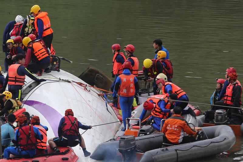 Taiwan, 12 dispersi nel disastro aereo. Il pilota diventa un eroe Taiwan, 12 dispersi nel disastro aereo. Il pilota diventa un eroe