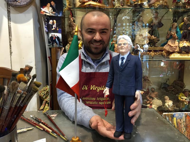 Il presidente Mattarella diventa statuina del presepio