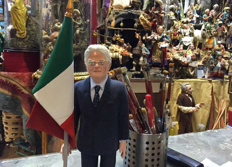 Il presidente Mattarella diventa statuina del presepio Il presidente Mattarella diventa statuina del presepio