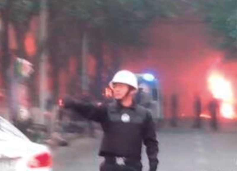 Cina, terrore in un centro commerciale. Incendio uccide 17 persone Cina, terrore in un centro commerciale. Incendio uccide 17 persone