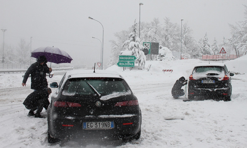 La neve blocca l’Italia. Trasporti in tilt. Tre morti