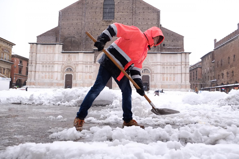 La neve blocca l’Italia. Trasporti in tilt. Tre morti