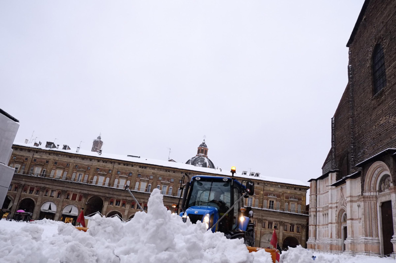 La neve blocca l’Italia. Trasporti in tilt. Tre morti