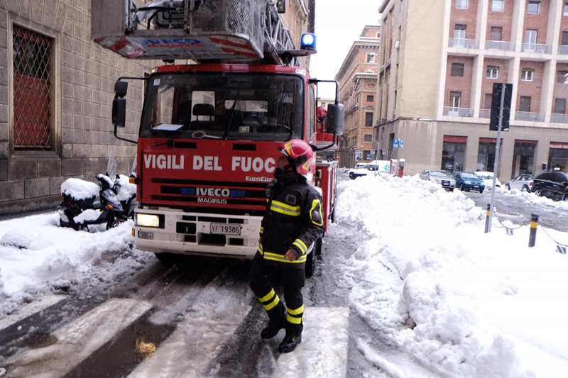 La neve blocca l’Italia. Trasporti in tilt. Tre morti