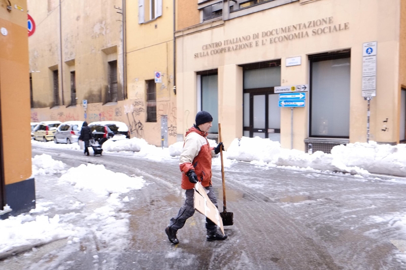La neve blocca l’Italia. Trasporti in tilt. Tre morti