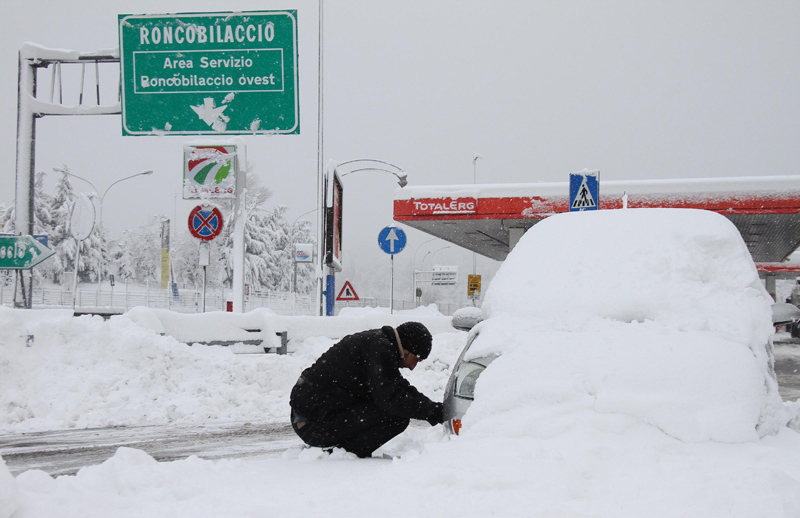 La neve blocca l’Italia. Trasporti in tilt. Tre morti