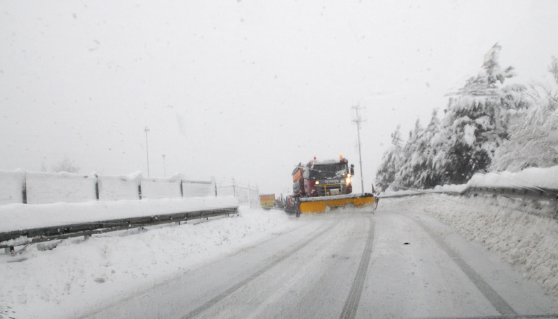 La neve blocca l’Italia. Trasporti in tilt. Tre morti