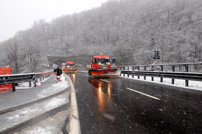 La neve blocca l’Italia. Trasporti in tilt. Tre morti