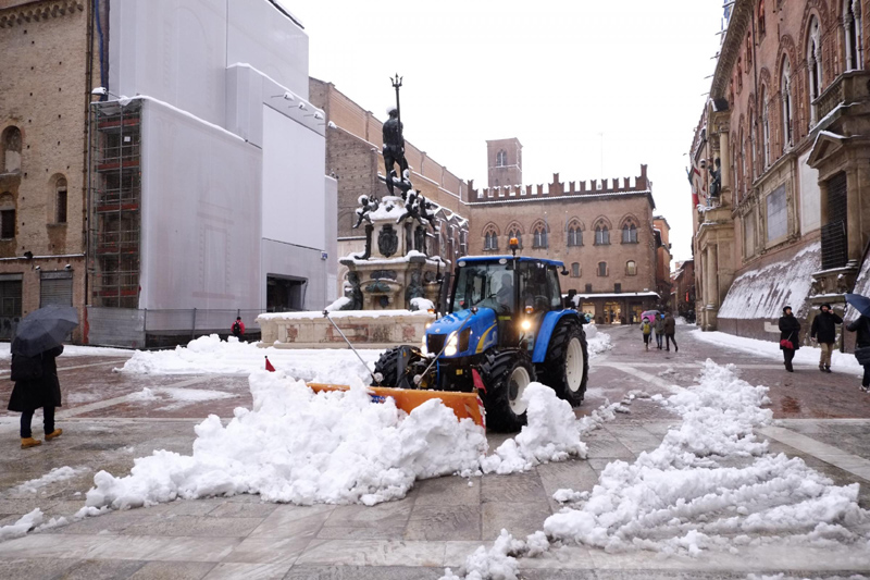 La neve blocca l’Italia. Trasporti in tilt. Tre morti