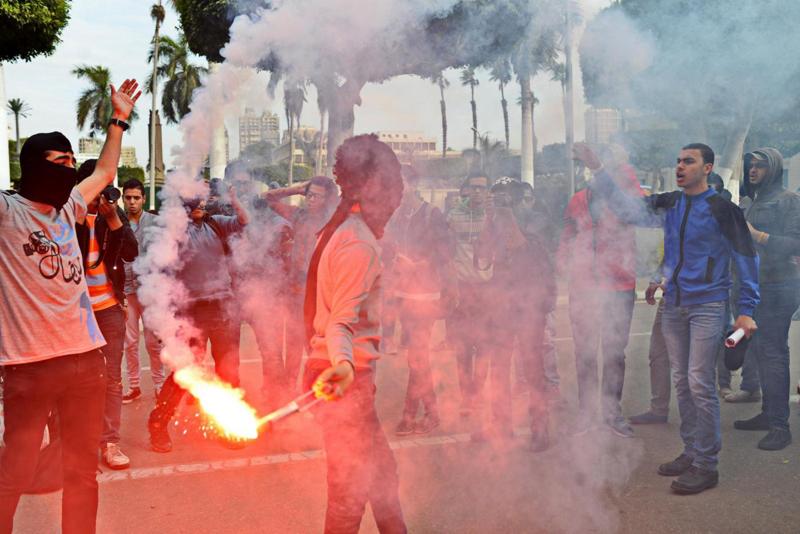Egitto: scontri tifosi-polizia al Cairo, almeno 25 i morti Egitto: scontri tifosi-polizia al Cairo, almeno 25 i morti