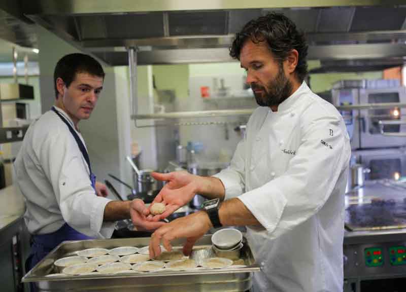 The king Cracco “scivola” sull’Amatriciana. “L’aglio in camicia” scatena la bufera The king Cracco “scivola” sull’Amatriciana. “L’aglio in camicia” scatena la bufera