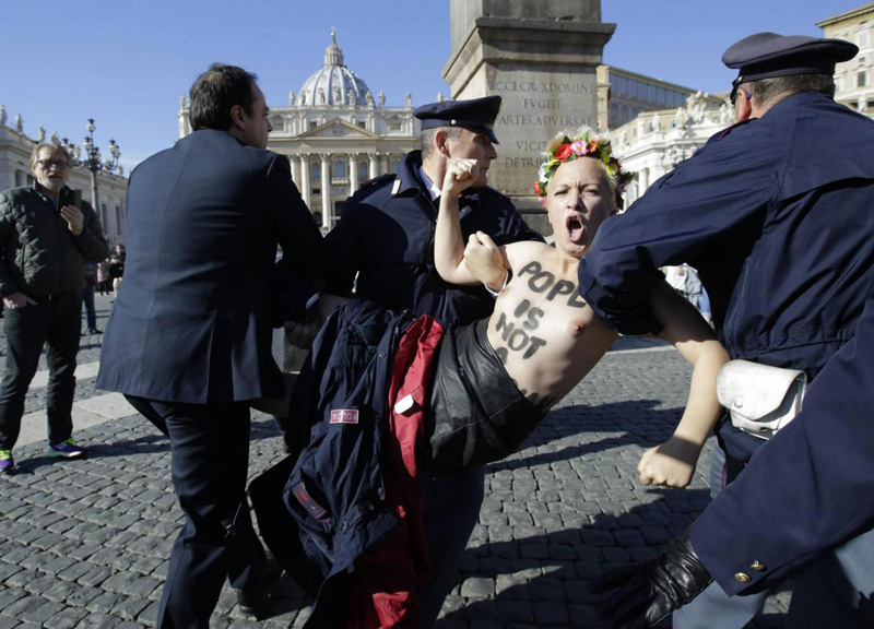 Femen super-nude contro Strauss-Kahn. Le foto delle Femen nude! Femen super-nude contro Strauss-Kahn. Le foto delle Femen nude!