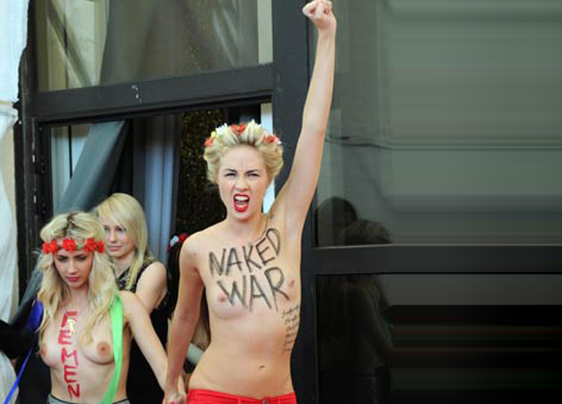 Femen super-nude contro Strauss-Kahn. Le foto delle Femen nude! Femen super-nude contro Strauss-Kahn. Le foto delle Femen nude!