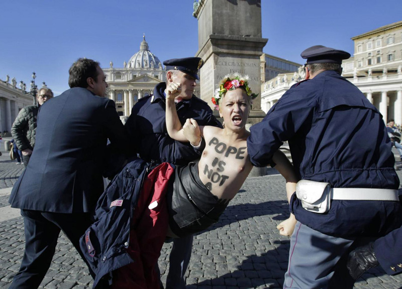 Processo orge Strauss-Kahn. Femen nude lo colpiscono proprio lì. Foto Processo orge Strauss-Kahn. Femen nude lo colpiscono proprio lì. Foto