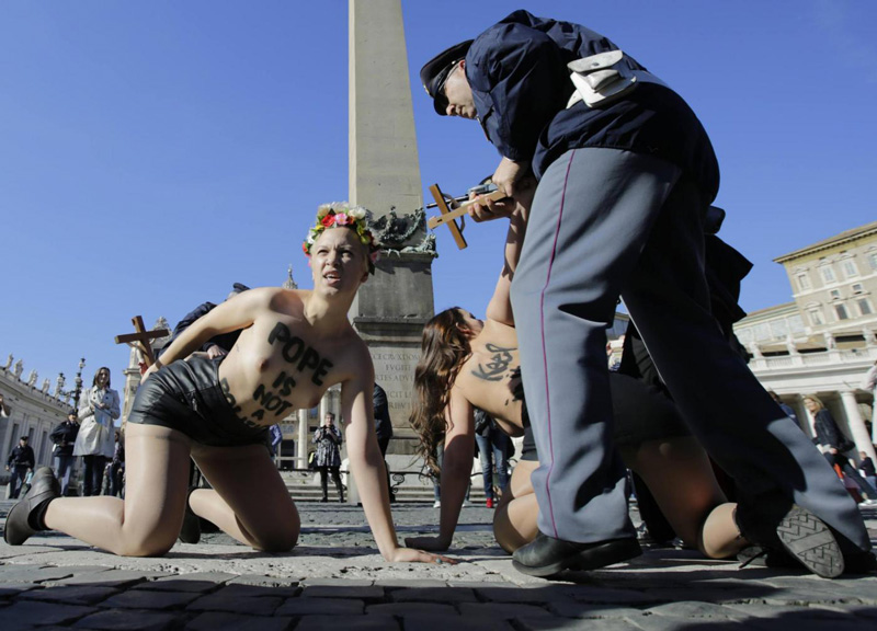 Francia, Femen tutte nude contro Strauss-Kahn. Foto delle Femen nude Francia, Femen tutte nude contro Strauss-Kahn. Foto delle Femen nude