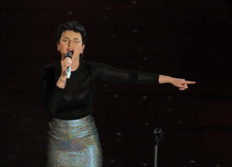 Festival di Sanremo, prima serata: Arisa trasparente fa vedere tutto Festival di Sanremo, prima serata: Arisa trasparente fa vedere tutto