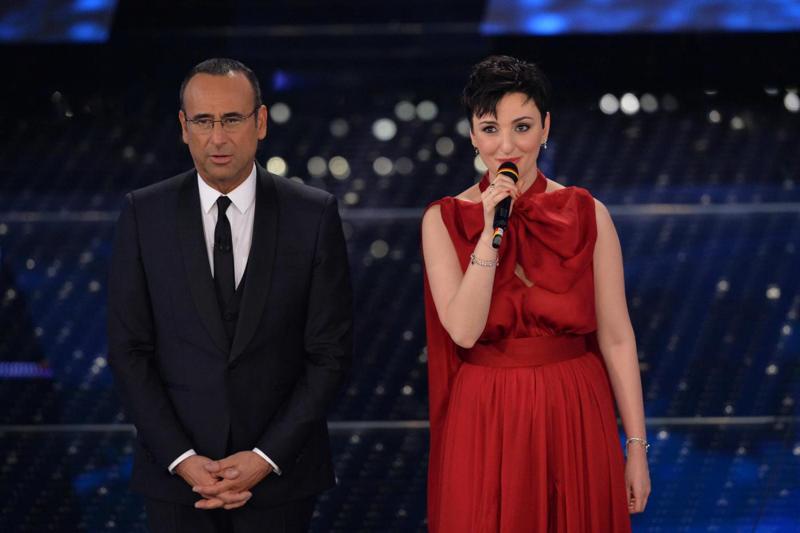 Sanremo, sul web spopola il seno di Arisa. Polemica sulla gaffe di Siani Sanremo, sul web spopola il seno di Arisa. Polemica sulla gaffe di Siani