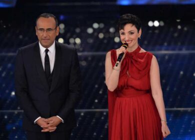 Sanremo, sul web spopola il seno di Arisa. Polemica sulla gaffe di Siani