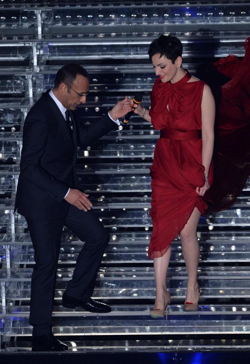 Sanremo, sul web spopola il seno di Arisa. Polemica sulla gaffe di Siani Sanremo, sul web spopola il seno di Arisa. Polemica sulla gaffe di Siani