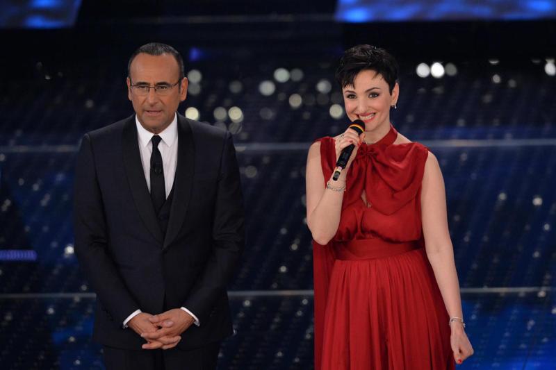 Sanremo, sul web spopola il seno di Arisa. Polemica sulla gaffe di Siani Sanremo, sul web spopola il seno di Arisa. Polemica sulla gaffe di Siani
