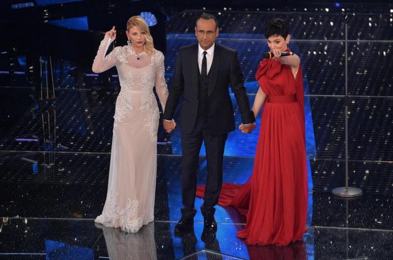 Sanremo, sul web spopola il seno di Arisa. Polemica sulla gaffe di Siani Sanremo, sul web spopola il seno di Arisa. Polemica sulla gaffe di Siani