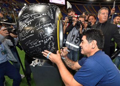 Maradona si fa un lifting facciale per Rocio. Foto