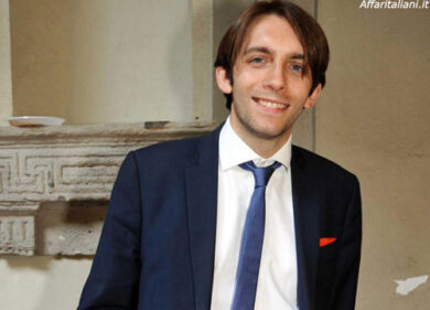 Tassisti-Comune, continua la guerra. Striscione contro Uber e Maran