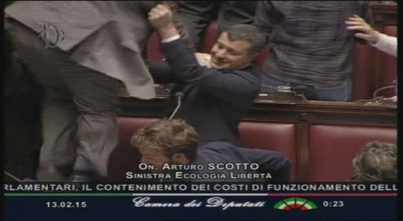 Riforme, rissa e insulti alla Camera tra Pd, Sel e M5s