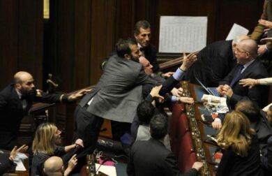 Riforme, rissa e insulti alla Camera tra Pd, Sel e M5s