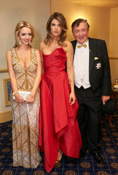 Elisabetta Canalis, incidente sexy al ballo delle debuttanti